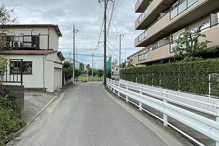 敷地南側の前面道路