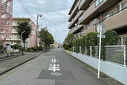 敷地西側の前面道路