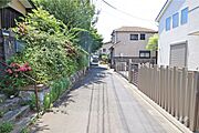 物件の西側前面道路（北側から）車通りが少ないため、小さなお子様がいらっしゃるご家庭も安心です！