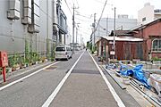 物件の東側前面道路（北側から）車通りが少なく道路幅もゆったりしているため、駐車もらくらく！