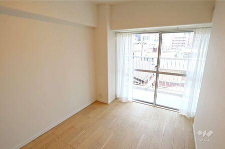 洋室5.4帖光が差し込む明るいお部屋です。