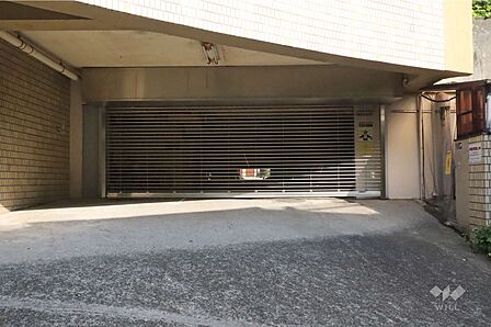 駐車場の出入り口(リングシャッター付き)