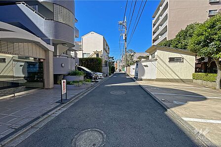 敷地北東側の前面道路(南東側から)