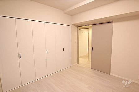 洋室約6.5帖クローゼットがあるので洋服が多くても安心です。窓もあるため明るいお部屋でお過ごしいただけます。