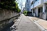 外観：物件の北東側前面道路（北西側から）［2026年6月30日撮影］※AIによる車消し加工済み