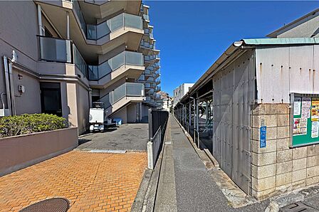 敷地東側の通路(南側から)
