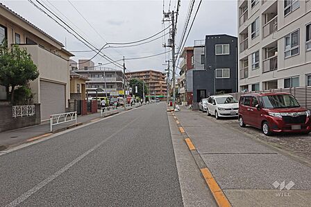 敷地南側の前面道路（東側から）
