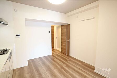 DK約7帖自然光が差し込む明るいお部屋です。