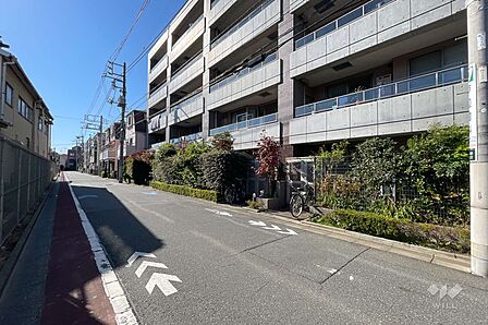 敷地南東側の前面道路(北東側から)