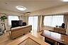 リビング/ダイニング：LDK窓から差し込む光がお部屋の雰囲気を明るくします。ソファーやダイニングテーブルを置いて家族の憩いの場としてゆっくり過ごすことができます。