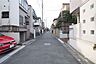 外観：物件の南西側前面道路（北西側から）［2024年2月5日撮影］