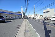 物件の北東側前面道路（南東側から）［2025年1月30日撮影］