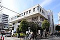 烏山図書館の外...