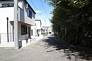 物件の北東側前面道路（南西側から）［2025年9月24日撮影］