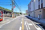 物件の北側前面道路（西側から）［2026年5月30日撮影］