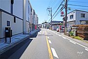 物件の北側前面道路（東側から）［2026年5月30日撮影］