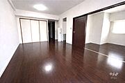 LDK約16.9帖。南東角部屋で日当たりも良く、開放感のあるLDKです。周辺は閑静な住宅地でゆったりお過ごしいただけます。