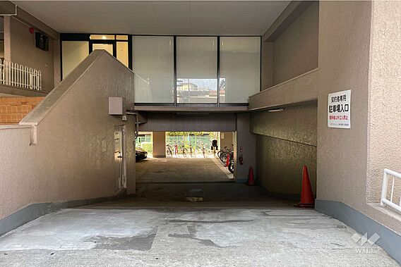 駐車場の出入り...