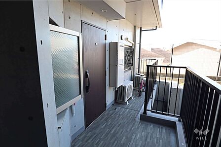 物件の玄関。角部屋で玄関ポーチがございます。部屋の前を他の居住者が通ることはありません。
