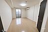 寝室：西側洋室7.6帖子供部屋としてはもちろん、テレワーク等のお部屋にも最適な広さとなっております。収納も十分なクロゼットがございます。
