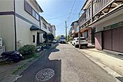 物件の南側前面道路（東側から）