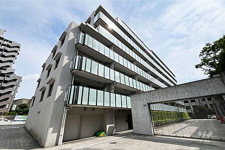 ザ・パークハウス二子玉川ガーデンの外観。二子玉川駅、用賀駅徒歩10分にある総戸数130戸のマンションです。