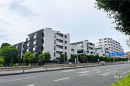 ザ・パークハウス二子玉川ガーデンの外観。二子玉川駅、用賀駅徒歩10分にある総戸数130戸のマンションです。