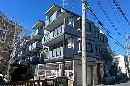 マンション外観。「松陰神社駅」、「若林駅」徒歩4分。閑静な住宅地に位置しております。