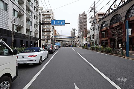 敷地東側の前面道路(南側から)