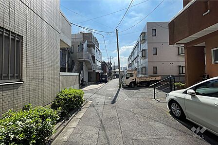 敷地南側の全面道路（西側から）
