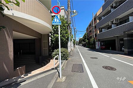 敷地南東側の前面道路(南西側から)の南側から