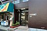 エントランス：エントランス管理の行き届いたマンションです。周辺には買い物施設も整っています。