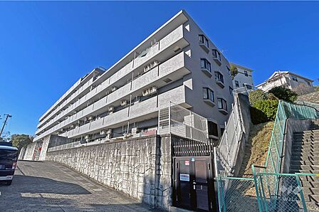 ライオンズガーデンヒルズ宮前平の外観（南東側から）