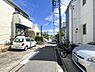 外観：物件の北西側前面道路（南側から）