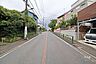 外観：物件の南側前面道路（東側から）［2026年8月27日撮影］