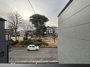 バルコニーからの景色。公園目の前です。