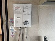 キッチンにはガス瞬間湯沸かし器付きで、季節を問わずすぐにお湯が使えます！