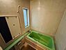 浴室：湿気のこもりやすい浴室に窓があるので、あっという間に換気ができます◎
