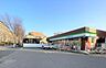 周辺：ファミリーマート新松戸六丁目店　380ｍ　徒歩約5分　ファミペイアプリ、ファミマTカードで毎日がお得で便利です。荷物の発送・受取り、コピー、プリントなどサービスいろいろ。