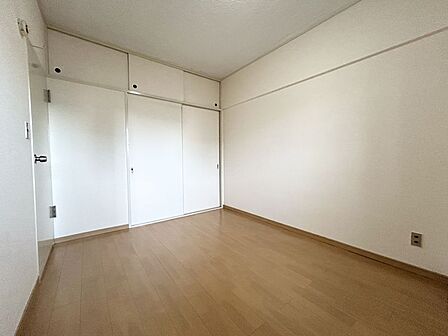 お掃除もラクチンなフローリングのお部屋です