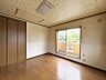 室内：バルコニーに面しており明るいお部屋です！小屋裏収納もあり居室を広く使えます♪