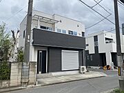フルフラットカウンターキッチンやスケルトン階段などオシャレな内装です。