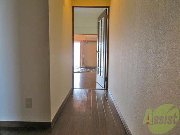 画像12:玄関からの目線です。落ち着いた雰囲気のお部屋ですね。