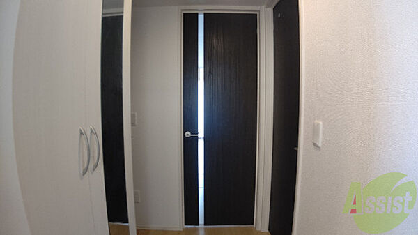 画像12:モダンな内装の玄関です。扉の造りもオシャレです。