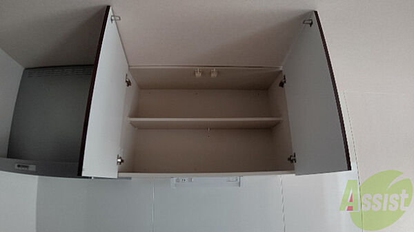 画像9:キッチン上部の収納スペースです。容量も十分ですね。