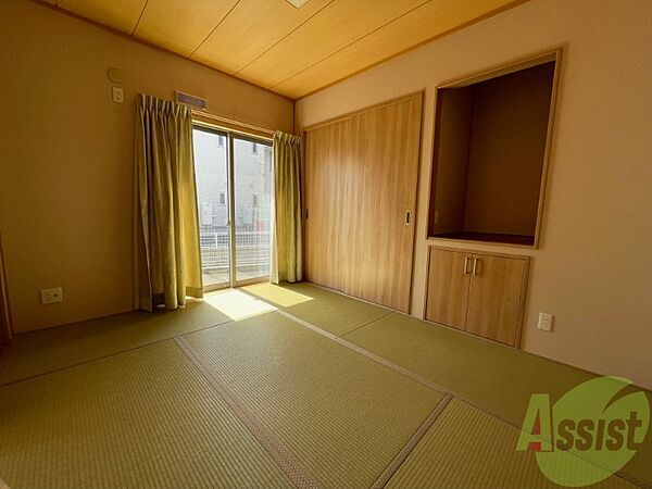 こちらは和室になります。畳が落ち着きますね。