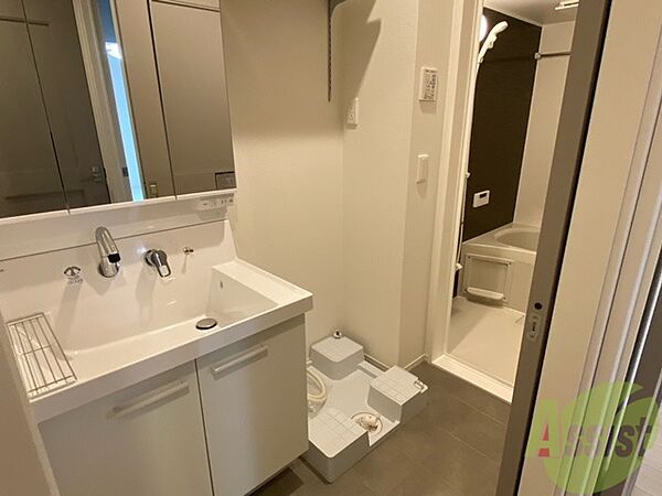 画像21:脱衣所内の洗面台となりは洗濯機置場のスペース