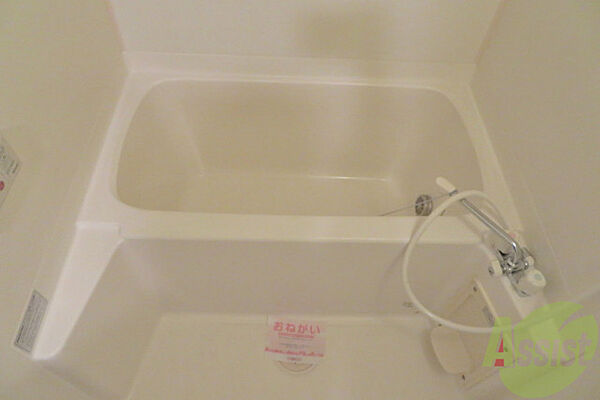 画像4:お風呂は追い焚き機能付きです。肩までしっかり浸かれそうですね