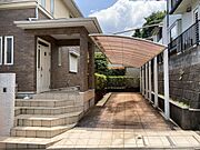 駐車場は屋根付きなので、大切な愛車を強い日差しや雨から守ります