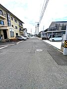 南面道路は約7.3mの幅員。車の駐車にストレスがかかりません。
